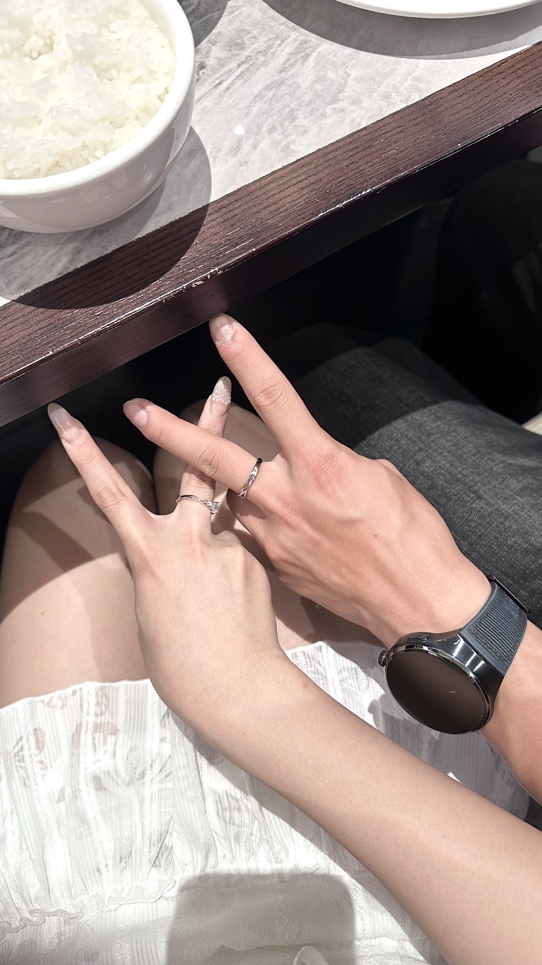 一起佩戴情侣戒指