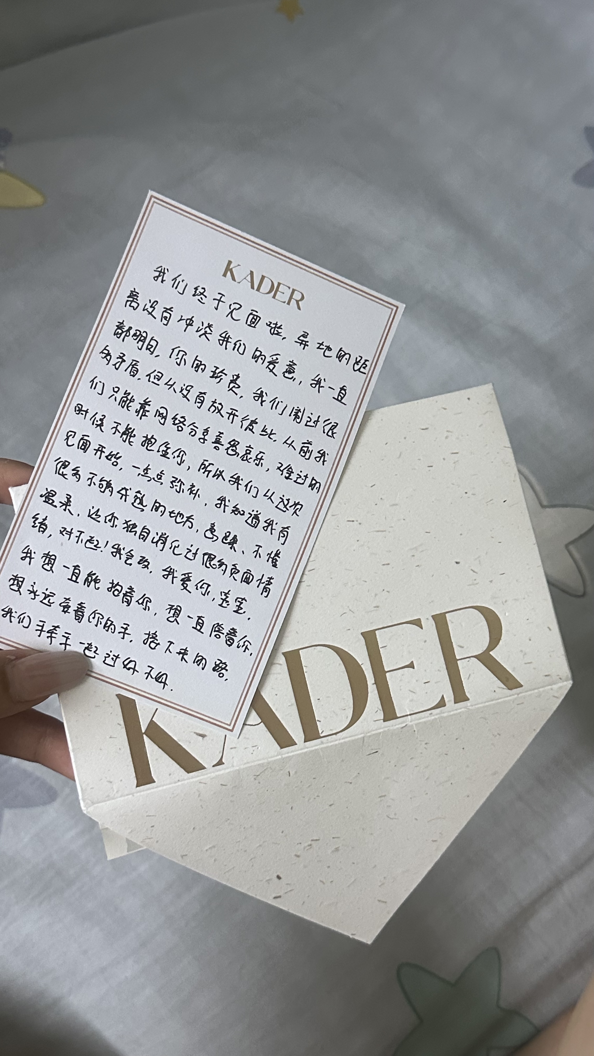 爱的成本太高了 要时间 要见面 要担心 要经历异地会猜疑 会掉眼泪 会胡思乱想 会没有安全感 会敏感 但我想说的是我爱你